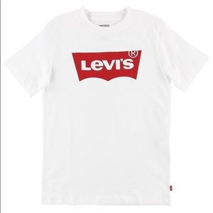 White Levi’s T-shirt. Size Medium.